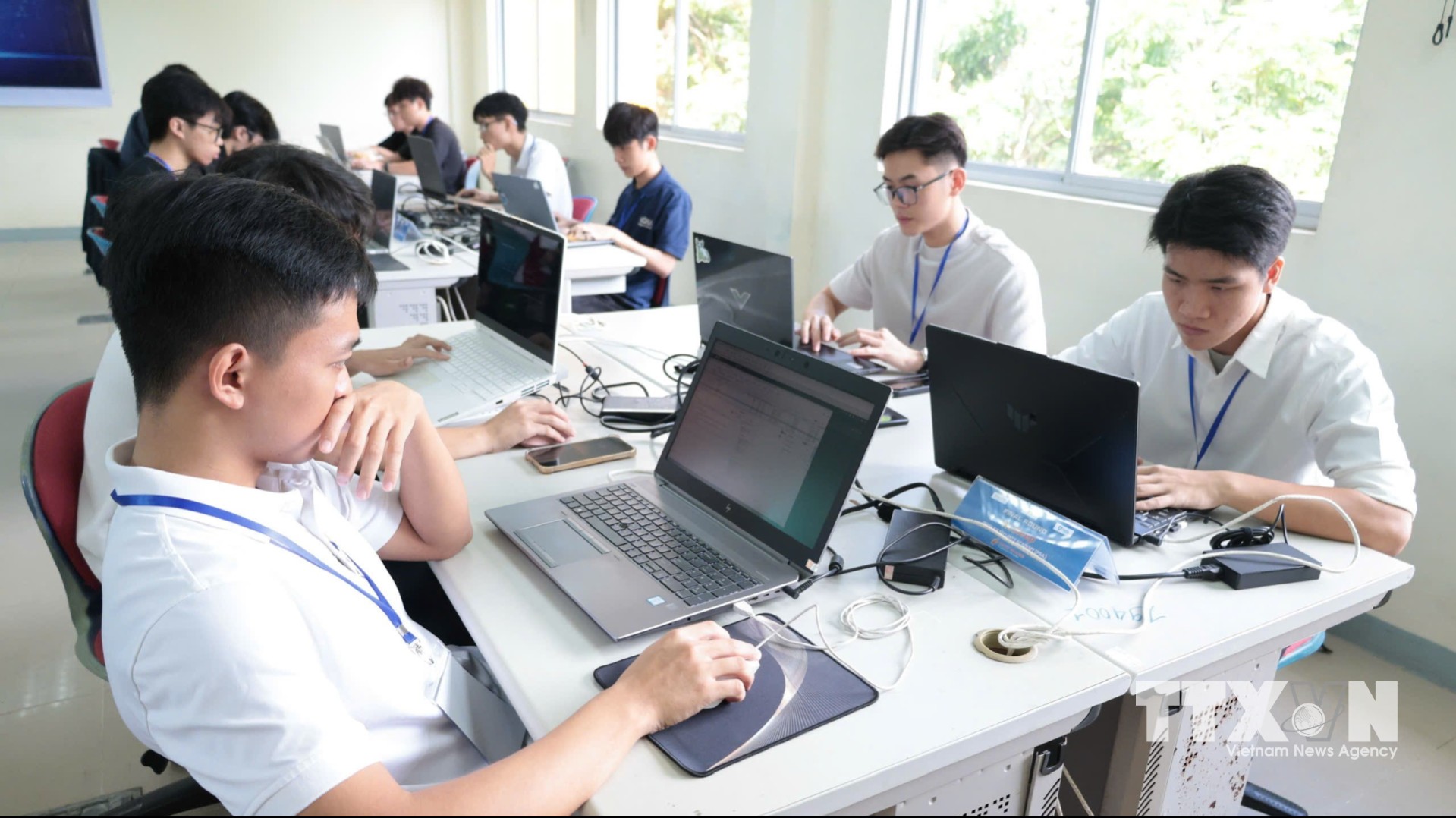 Các thí sinh tham dự vòng Chung kết Cuộc thi Tìm kiếm tài năng An toàn thông tin - Digital Dragons: The Cybersecurity Challenge (DDC 2026). (Ảnh: Khoa Chương/TTXVN)